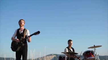 Profesyonel müzisyenler davul seti gitar denilen aletleri üzerinde oynamak