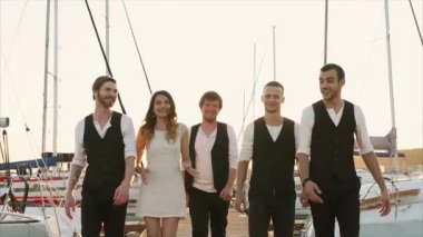 Şirket, iskele müzik video veya giyim mağazası çekimden sonra elini kolunu sallaya dönüyor.