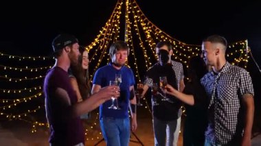 Şampanya ile mutlu arkadaşlar geceleri sahilde bir doğum günü kutlamak