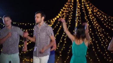 Genç ve enerjik arkadaşlar dans ve disco geceleri şarkı dışında