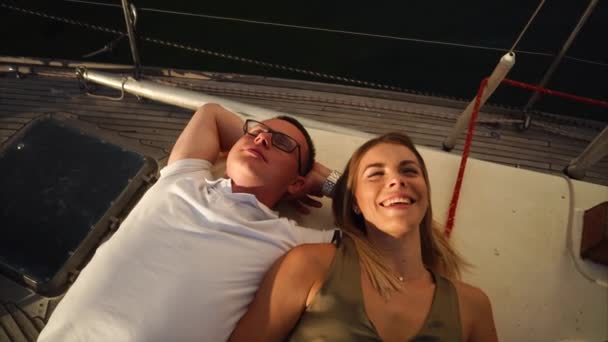 Delicioso jovem casal falando em um barco . — Vídeo de Stock