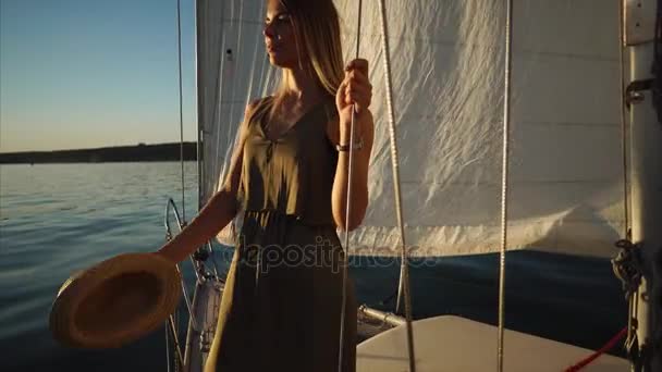 Bella donna sta navigando il fiume su una barca a vela . — Video Stock