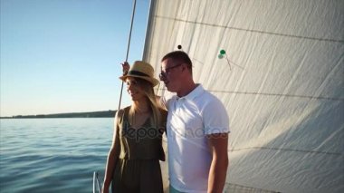 İki sevgi dolu ruh huzur içinde yat gemiye gün batımını izliyor.