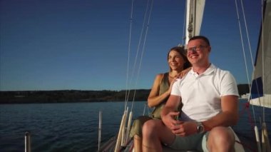 Güzel çift yelkenli birlikte yaz aylarında nehirdir.