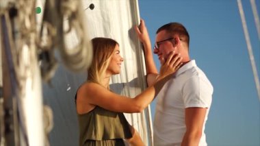 Güzel çift tatilde bir yat gemide iyi vakit geçiriyor.