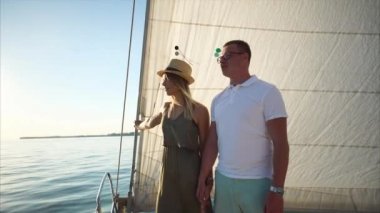 Romantik yolculuk yatta sahip çift