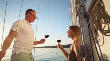 Erkek ve kadın şarap sırasında romantik Tarih yatta içme.