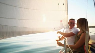 Genç bir çift bir tarih yelken altında olması