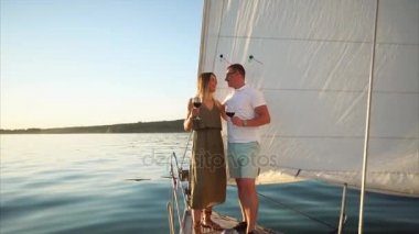 Evli çift yelkenli nehir ve içme şarap birlikte gemiye olduğunu.
