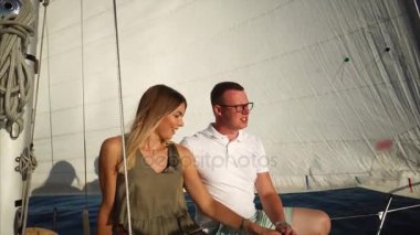 Sevgi dolu çift keyifli deniz gezisi yelken altında olması