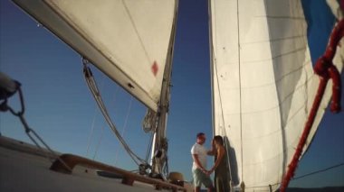 Genç çiftin romantik cruise