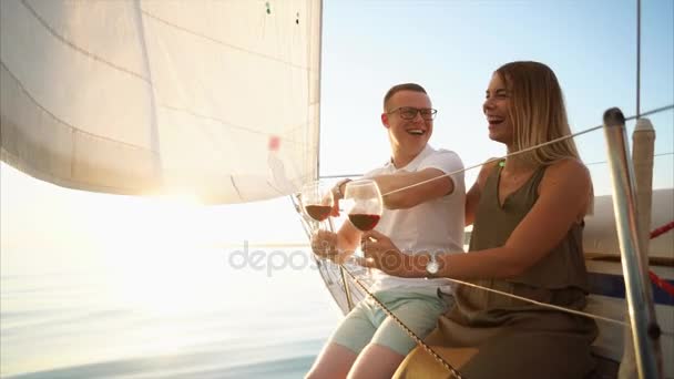帆の下の日付を持っている若いカップル — ストック動画