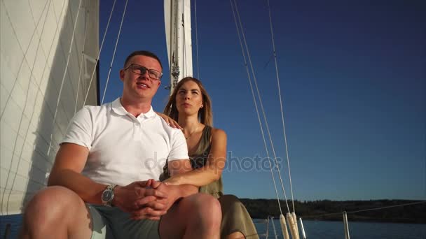 Beautiful couple is sailing river together in summertime. — Stock Video