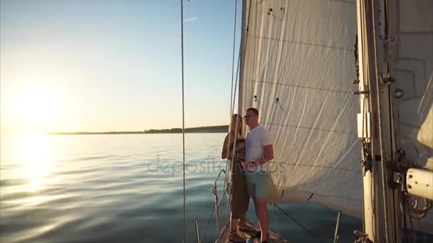 Junger Mann und Frau steht auf einer Jacht und hält Weingläser in der Hand — Stockvideo