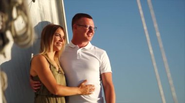 Erkek ve kadın cruise yelken altında olması