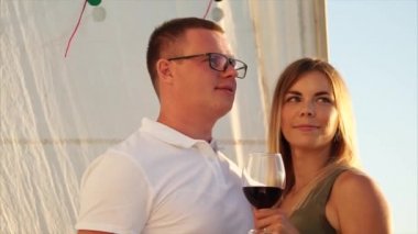 Çift ilham erkek ve kadın, bir denize bakarak ve kadehlerin holding