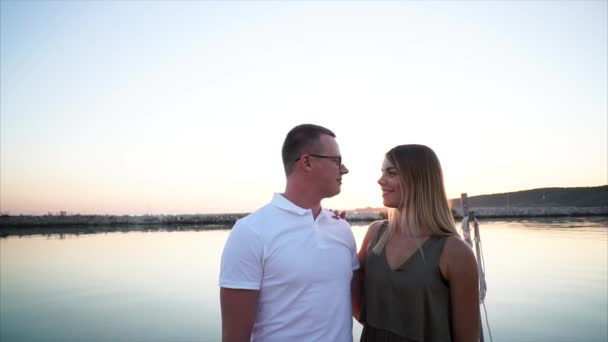 Casal bonito é relaxante do outro lado do rio no verão . — Vídeo de Stock