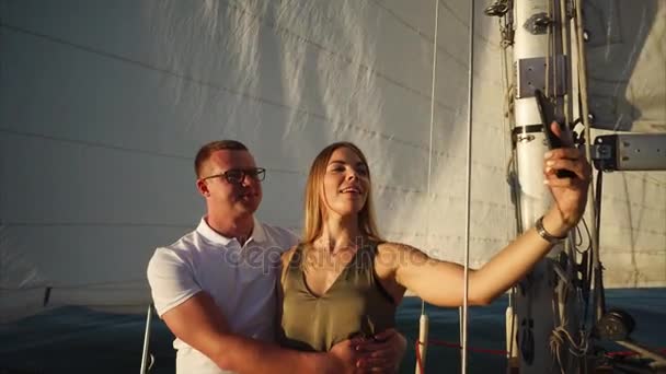 Beau jeune couple prend selfie à bord d'un yacht . — Video