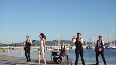 Limanda bir konser veren müzik grubu