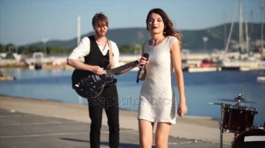 Kadının müzik grup performansı sırasında açık şarkı