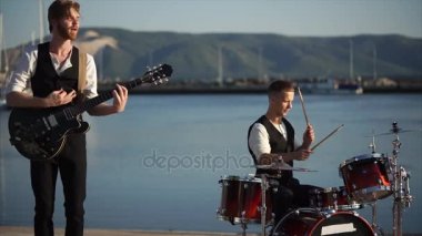 Bateri ve gitar açık grup performansı sırasında oynamaya müzisyenler