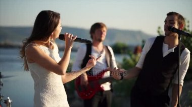 Rıhtımlar üzerinde bir konser veren müzik grubu