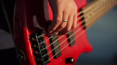 Bas gitar müzik çalma