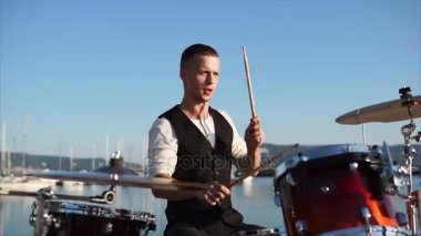Liman açık konser sırasında performans davulcu