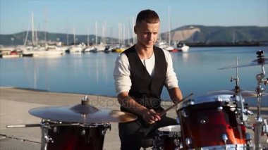 Liman açık konser sırasında performans davulcu