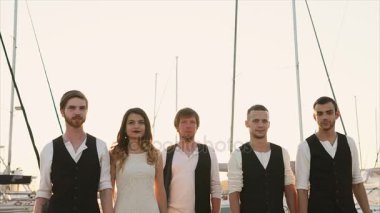 Grup gün batımında liman arka plan üzerinde insan