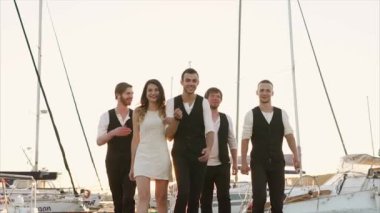 Grup gün batımında liman arka plan üzerinde insan