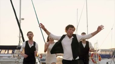 Mutlu arkadaş birlikte günbatımında çalışan