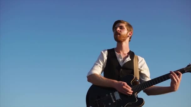Mann spielt Sologitarre und genießt Musik — Stockvideo