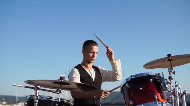 Homem baterista dando desempenho em beira-mar — Vídeo de Stock