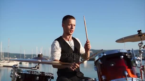 Барабанщик виступає під час концерту на відкритому повітрі в гавані — стокове відео