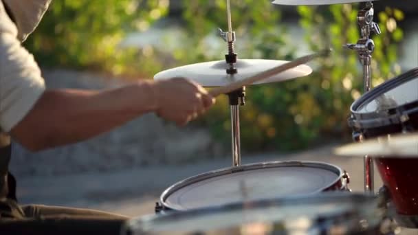 Afspelen van muziek op drums — Stockvideo