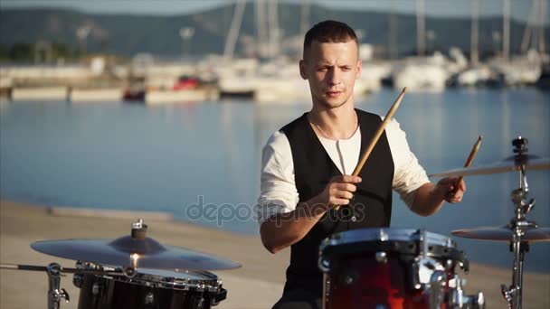 Професійний барабанщик грає музику на відкритому повітрі — стокове відео