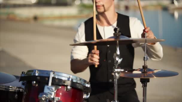 Профессиональный барабанщик играет на открытом воздухе — стоковое видео