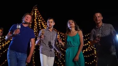 Dans ve içki gece açık partide having arkadaş grubu
