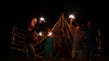 Ve havai fişekleri ile dans gece plaj partisi sahip gençler