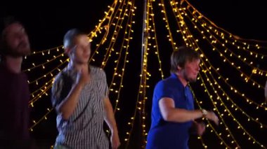 Genç ve enerjik arkadaşlar dans ve disco geceleri şarkı dışında