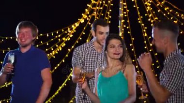 Gece eğleniyor dans ve içki ile arkadaş