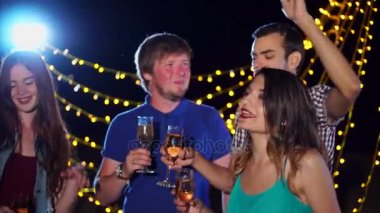 Genç arkadaşlar ellerinde şampanya ile aktif diskolar gece dans.