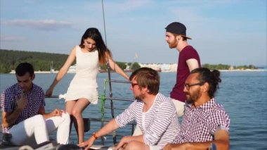 Bir yat binen genç bir adam onun arkadaşlar komik bir hikaye squeals.