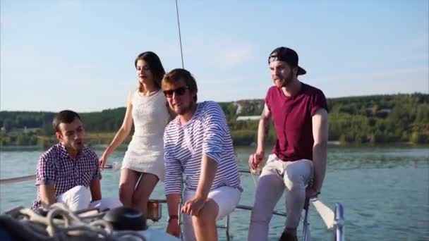 Vrienden genieten van water reizen door jacht — Stockvideo