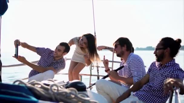 Amis se reposer sur le yacht et faire selfie pavé tactile — Video
