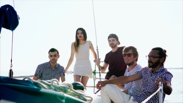 Nehir boyunca tekne sahip arkadaşlar cruise — Stok video