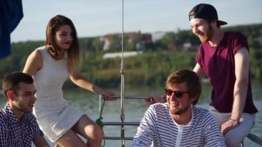 Yelkenli sahip arkadaşlar cruise