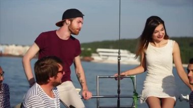 Üniversite mezunu akşamları kayıkla gezmek, arkadaş konuşmak ve gülmek