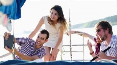 Arkadaşlar selfie pad ile yatta rahatlatıcı zaman alarak